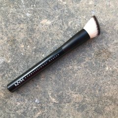 22 Custom Drop Foundation Brush von NYX