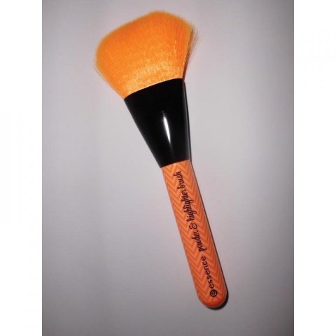 Make Me Pretty - Powder & Highlighter Brush von essence