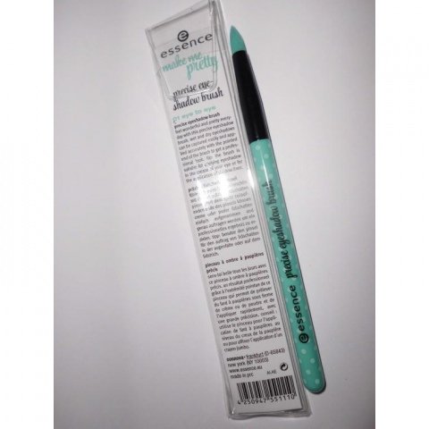 Make Me Pretty - Precise Eyeshadow Brush von essence