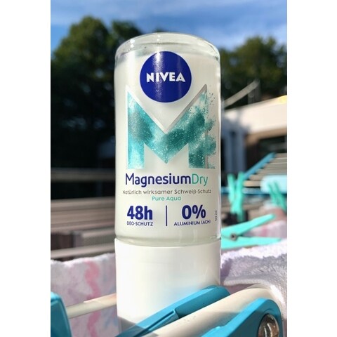 Magnesium Dry Pure Aqua Deo Roll On von Nivea